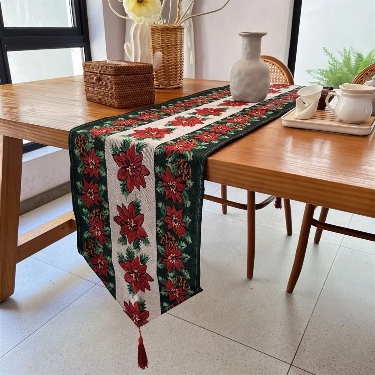 Weihnachtlicher Tischläufer mit roten Blumenmotiv