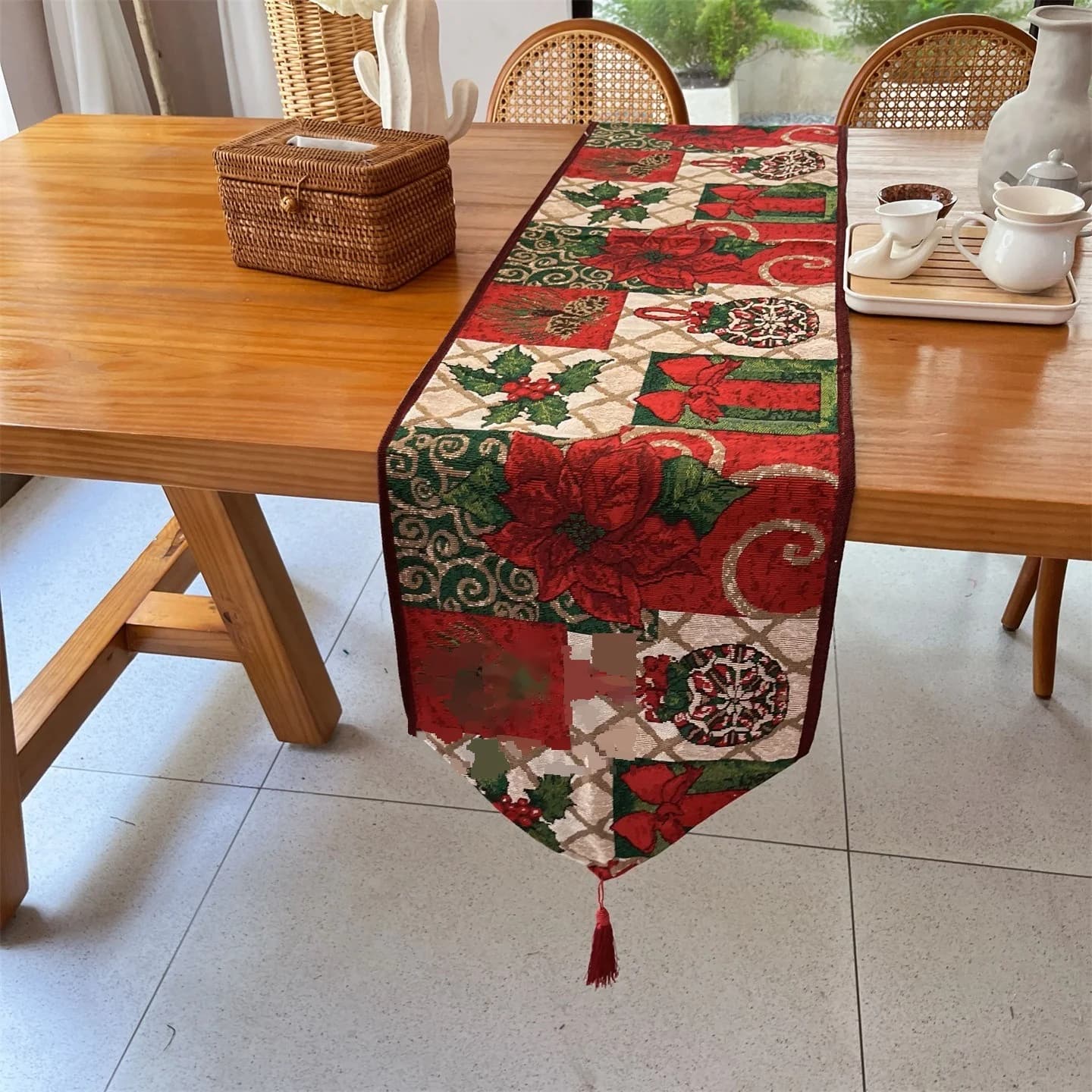Weihnachtlicher Tischläufer mit roten Blumenmotiv