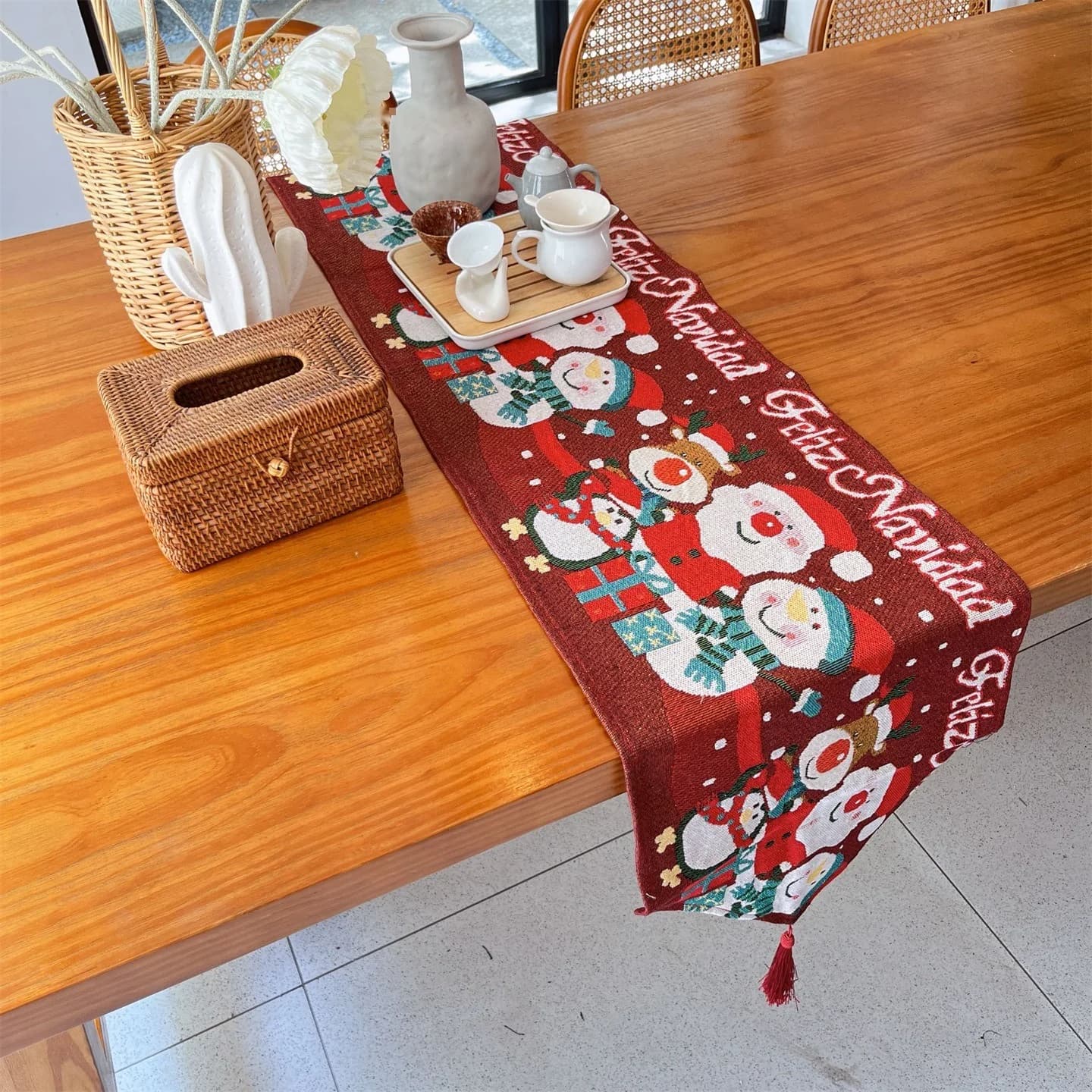 Weihnachtlicher Tischläufer für festliche Dekoration